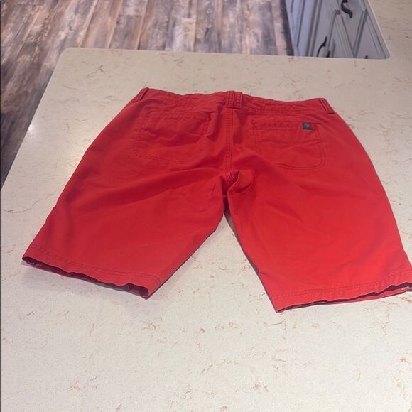 The North Face red knee length shorts SZ 4 - Picture 1 of 8